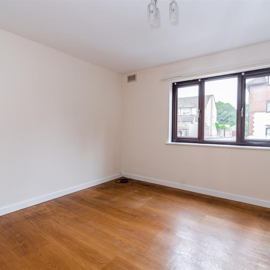 Bassetsbury Lane, High Wycombe - Photo 1