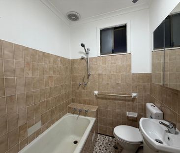 Freshly Painted 3 Bedroom Home, Renovated Kitchen, Fantastic Location! - Photo 4