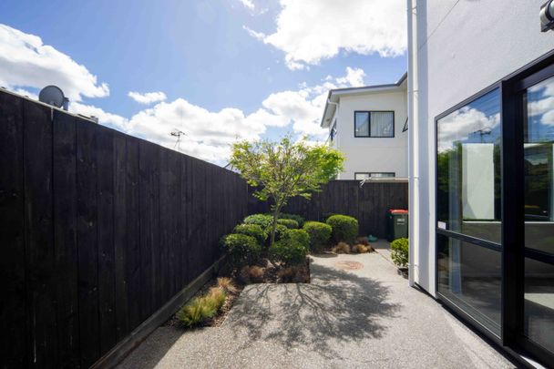 Beautifully Presented Executive Townhouse - Photo 1