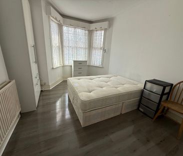 Room in a Shared House, Grosvenor Road, IG1 - Photo 4