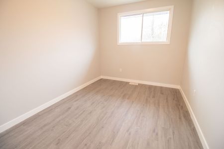 **SPACIOUS** 3 BEDROOM MAIN UNIT IN WELLAND!!! - Photo 5