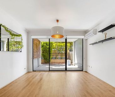 Spacious Ground Floor Apartment with Private Courtyard - Photo 2