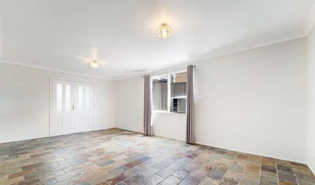 SPACIOUS FAMILY LIVING IN ONE OF GREYSTANES' MOST DESIRABLE STREETS - Photo 4