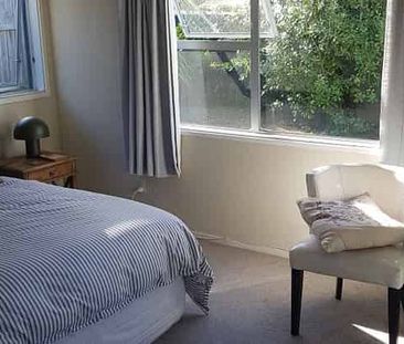 Light-filled spacious 3 bed Home in Mairangi Bay! - Photo 2