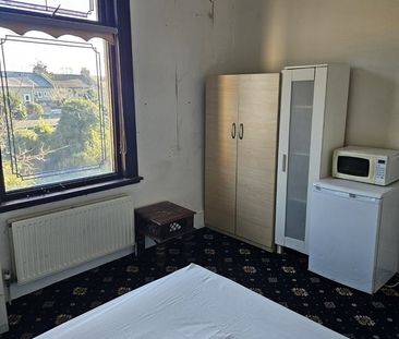 Room in a Shared House, Aldborough Road South, IG3 - Photo 1
