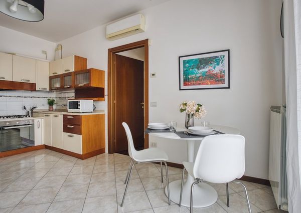 Cozy single room with window in Milan