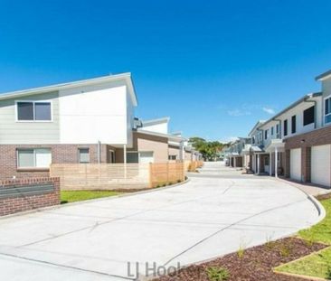 Modern Townhouse Living in the Heart of Mount Hutton - Photo 6