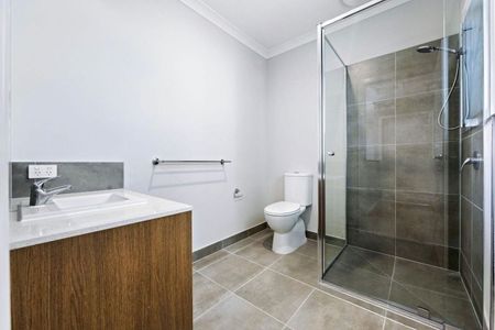 Chic Boutique Townhouse in a Prime Location - Photo 4