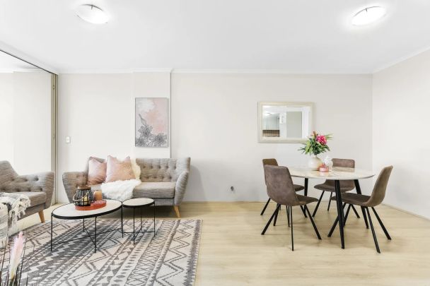 Lightly updated tenth floor apartment in a highly sought-after location - Photo 1