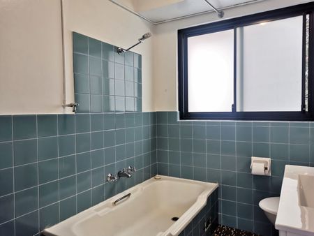 Light Filled Apartment in Heart of Dee Why - Photo 5