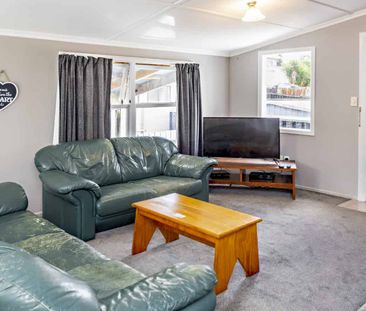 Available NOW!! 3 bedroom House! - Photo 5