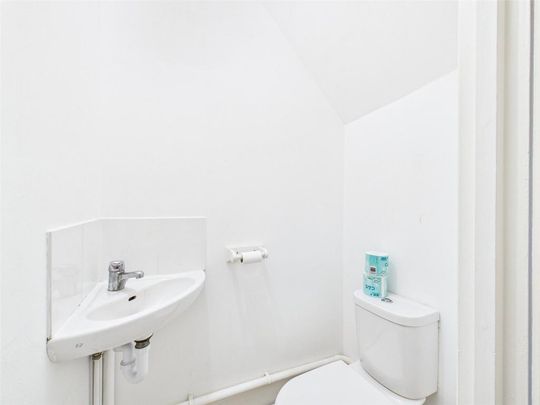 4 bedroom end of terrace house to rent - Photo 1