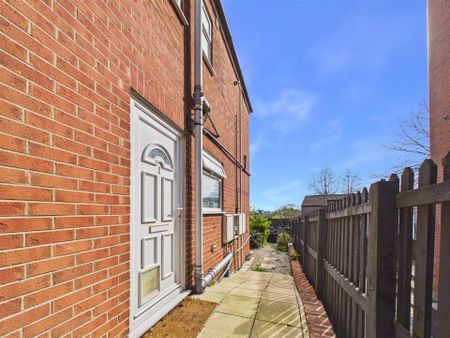 2 bedroom Maisonette to rent - Photo 2