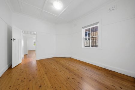 Spacious Three Bedroom House. - Photo 3