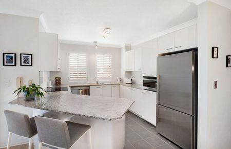 Spacious, Stylish Apartment in a Prime Location - Photo 4