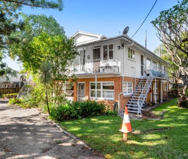 Spacious Character-Filled Apartment in a Peaceful Greenslopes Setting - Photo 1