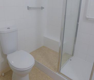 1 bedroom retirement property to rent - Photo 6