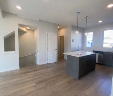11910 35 Ave SW - New Condition TownHouse 3 BEDS 2.5 BATHS + Flex r... - Photo 5