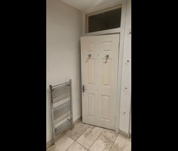 Room in a Shared House, Waddon Court Road, CR0 - Photo 3