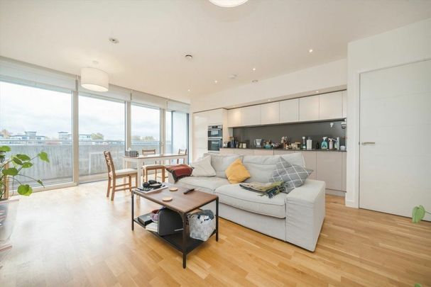 Colonial Drive, Chiswick, W4 - Photo 1