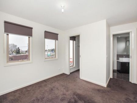 4A Leonard Crescent, Ascot Vale VIC 3032 - Photo 2