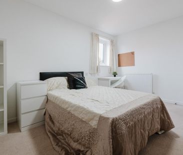 3 bedroom flat to rent - Photo 3