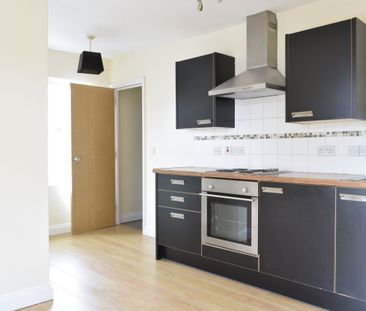 Two Bedroom Flat- Walk to Kings Chase Shopping Centre - Photo 2