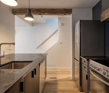 $1,799 / 3 br / 1 ba / 41 Burlington St E unit 1 - Photo 3