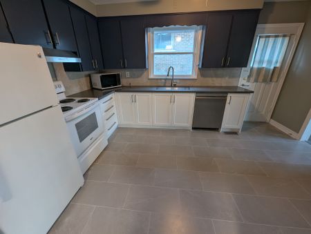 For Lease - 182 Church Street, Richmond Hill, Ontario - Photo 3
