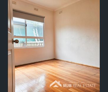 Spacious 3-Bedroom Home with New Split System A/C - Photo 2