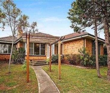 Perfectly located character home - Photo 6