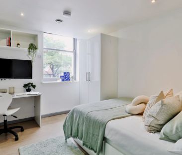 Classic Smaller 3-4 Bed Apartment - Photo 1