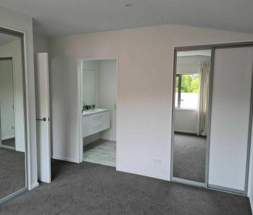 Modern 3 Bedroom 2 Bathroom Townhouse - Photo 5