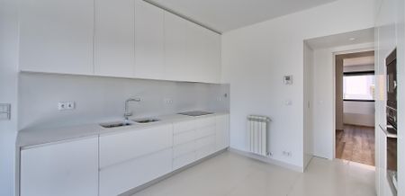 Spacious five-bedroom family home with pool & garden in Bicesse, Estoril - Photo 2