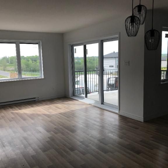 Superbe logement 4 1/2 à St-Nicolas, 1ier étage, climatisé, 2 STATIONNEMENTS EXTÉRIEURS INCLUS, LIBRE LE 1ier décembre 2025. - Photo 1