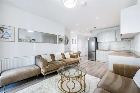 A modern and spacious two double bedroom apartment to rent in the Sovereign Court development in central Hammersmith. - Photo 2
