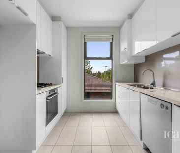 Modern Three-Level Townhouse in the Heart of Box Hill – Style, Spac... - Photo 4