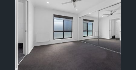 Luxurious 4-Bedroom Townhouse in Prime Location - Photo 4