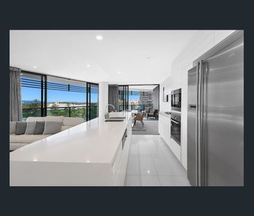 LUXURY FURNISHED APARTMENT IN THE HEART OF BROADBEACH!! - Photo 5