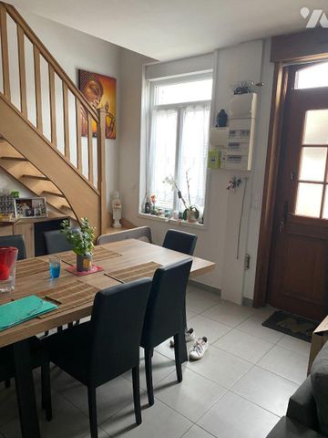 MAISON 1930 AVEC JARDIN Rdc : salon-séjour, cuisine (meubles plaque + hotte électrique) Sdb... - Photo 2