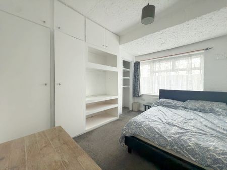 UB6, Greenford - Photo 3