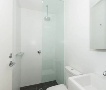 Large, Top Floor Apartment with Amazing City Views! - Photo 2