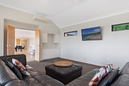 Four bedroom sanctuary with sweeping harbour views - Photo 2