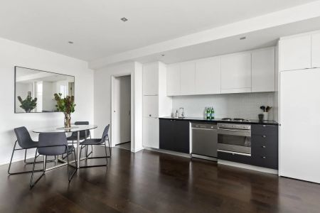 Stylish Inner-City Apartment Steps from Swan Street & the Yarra! - Photo 3