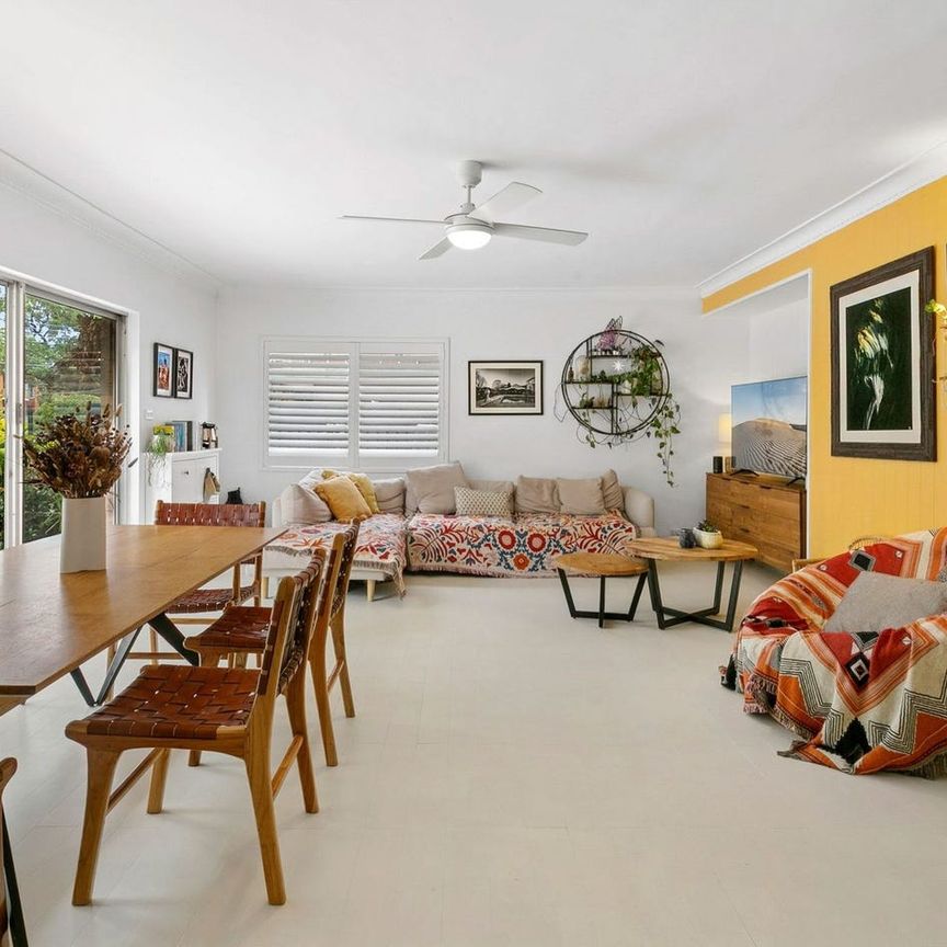 Bright & Spacious Apartment with Private Garden Oasis - Photo 1