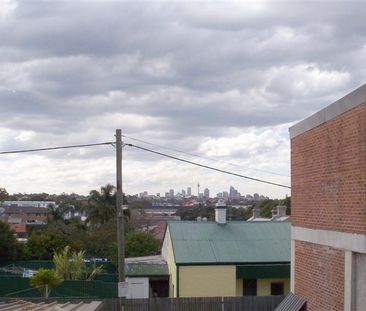 Spacious 1 bedroom flat in a great location - Photo 3