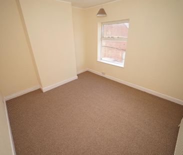3 bedroom end of terrace house to rent - Photo 2