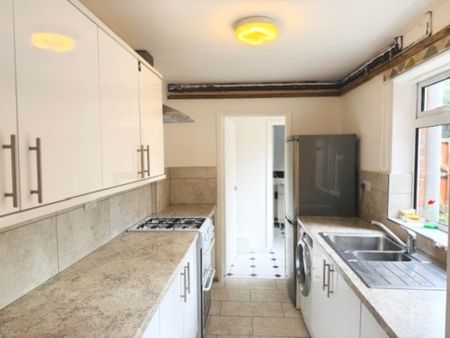 Abercromby Avenue, High Wycombe - Photo 2