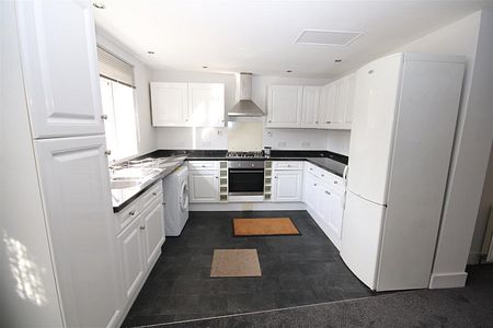 3 bedroom Semi-Detached House to let - Photo 2