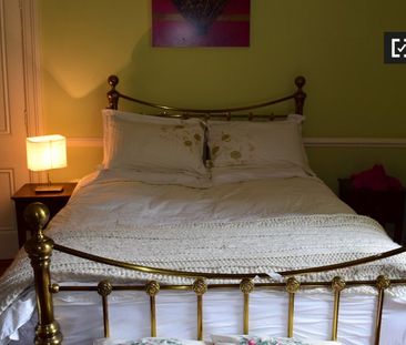 Decorated room in 5-bedroom apartment in Churchtown, Dublin - Photo 5